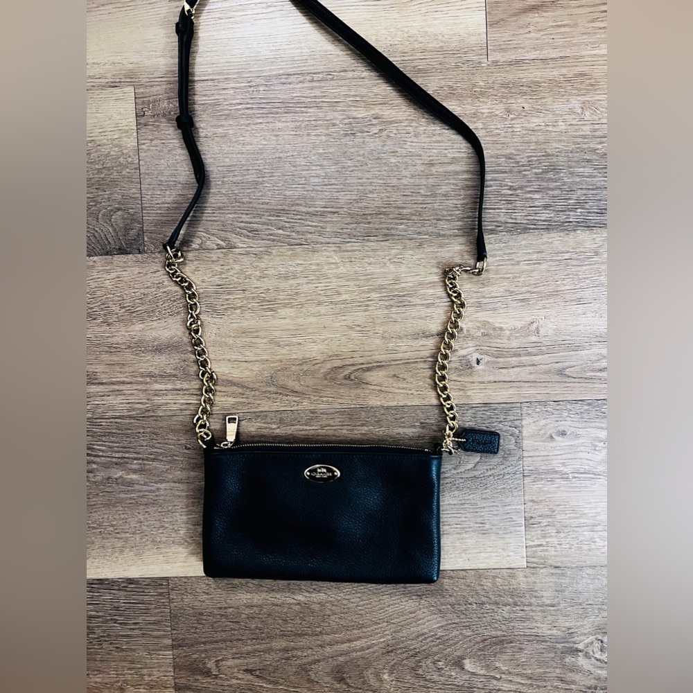 NWOT Coach Cute Pebbled Leather Crossbody Dark Navy Blue. Gold tone hardware